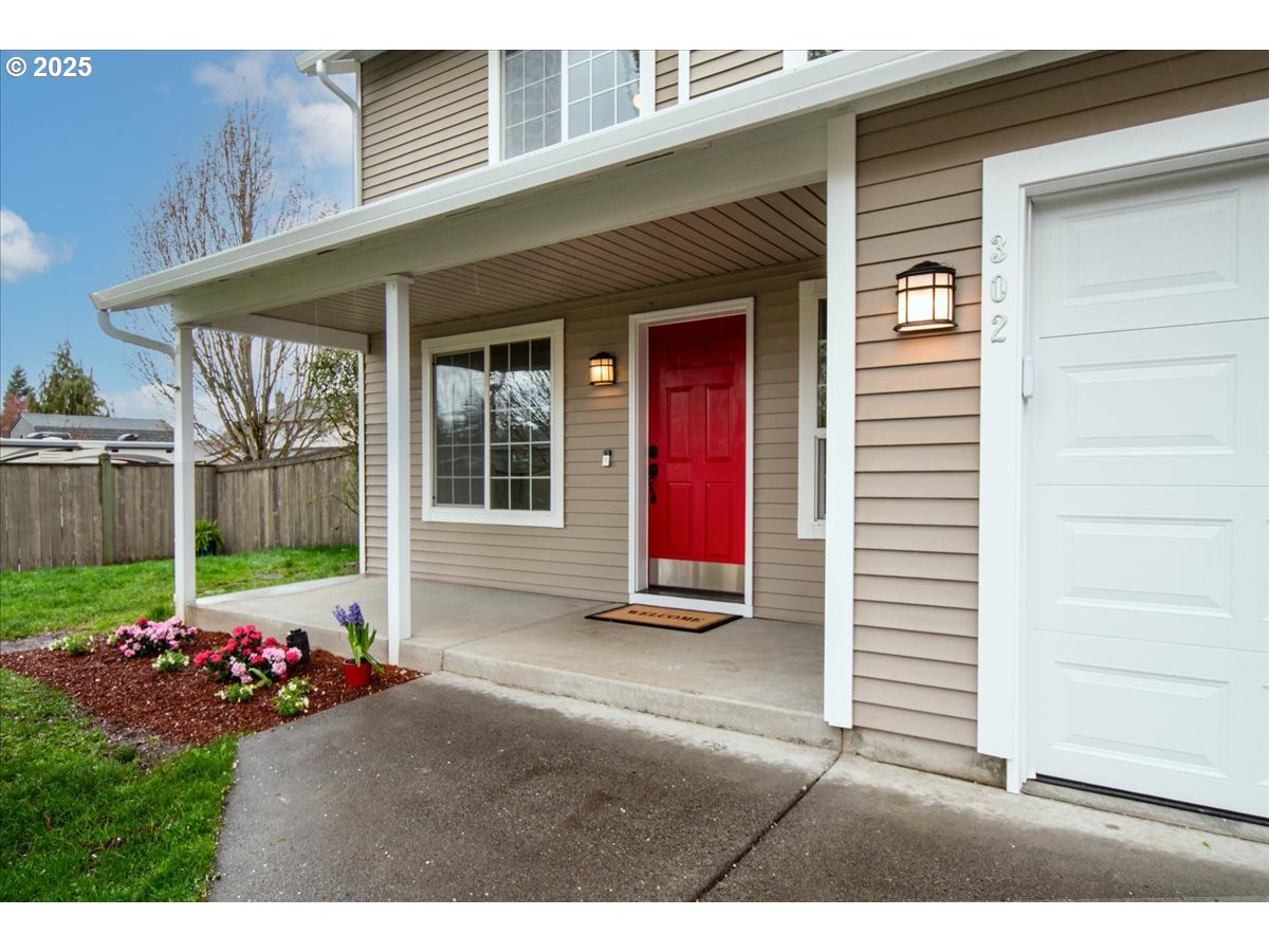 302 E 15TH PL