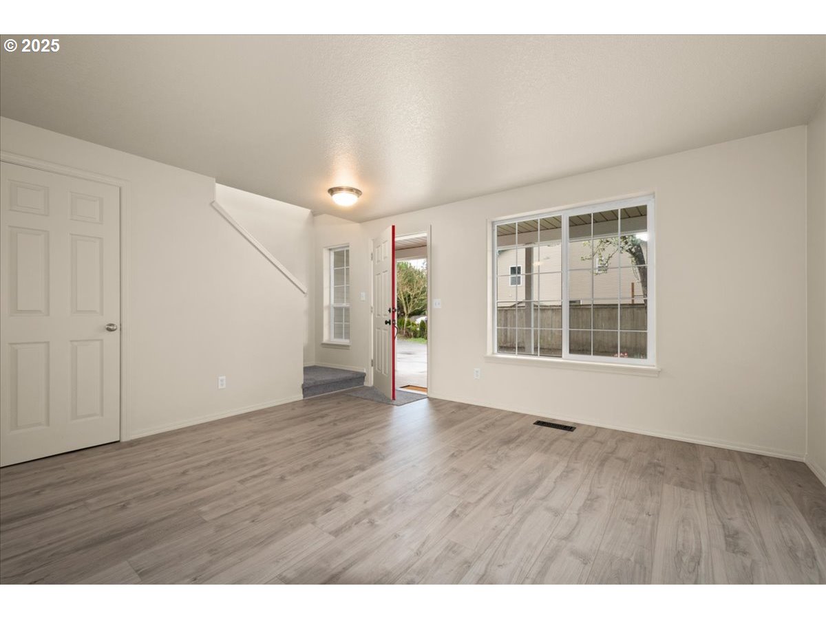 302 E 15TH PL