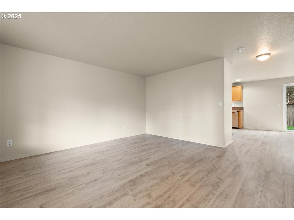 302 E 15TH PL