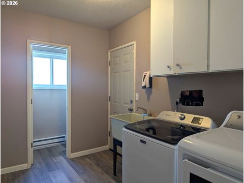 Tiny photo for 76501 Portal Dr, Oakridge, OR 97463 (MLS # 294270978)