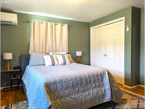 Tiny photo for 76501 Portal Dr, Oakridge, OR 97463 (MLS # 294270978)