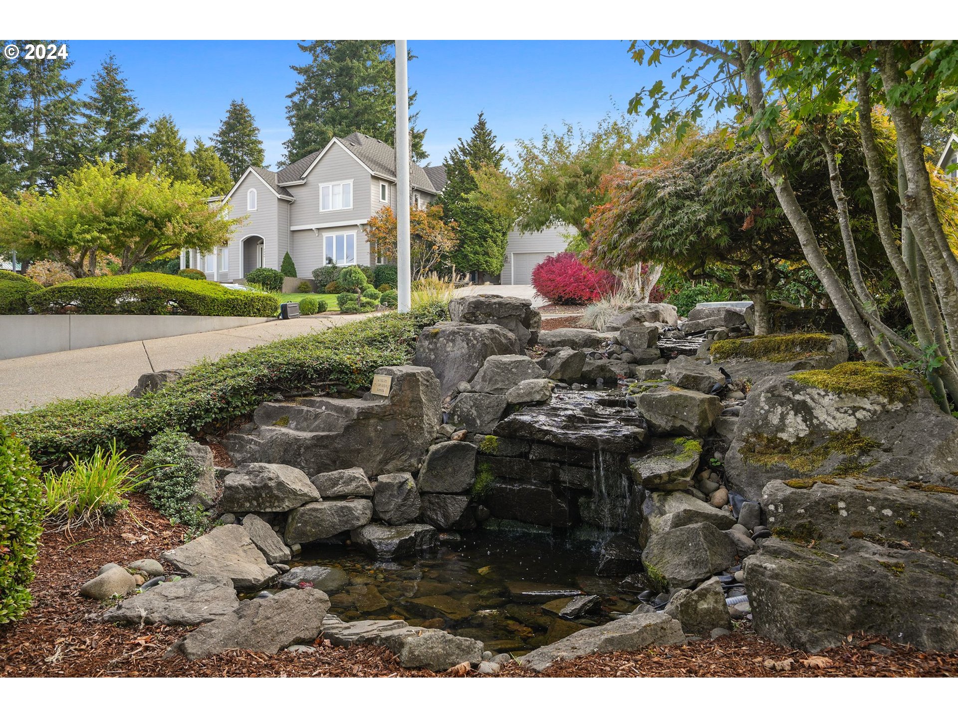 2467 Crestmont CIR