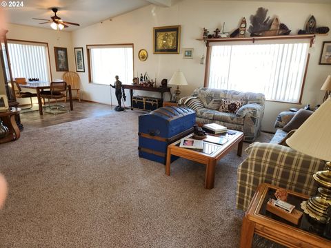 A home in Reedsport