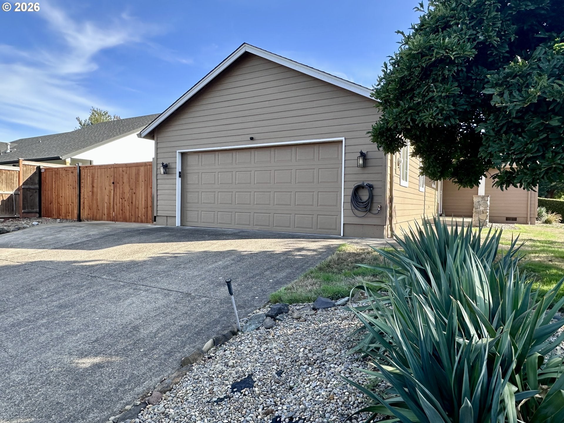 963 HAZELNUT LN