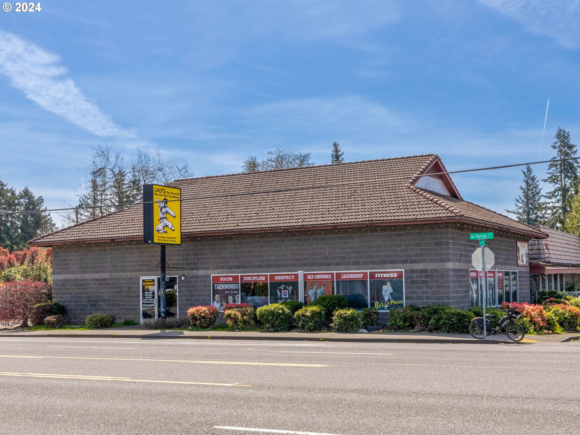 Photo 1 of 29 — 11702 NE HALSEY ST, Portland, OR 97220