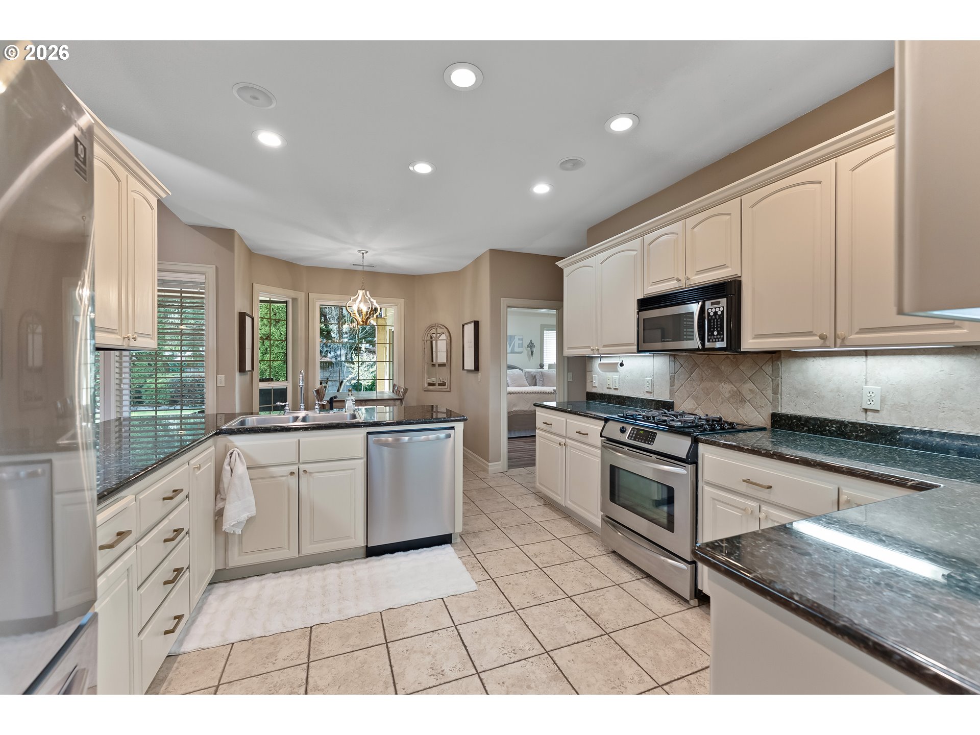 2402 NW CANTERBURY DR