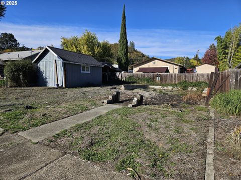 2138 NE FREEMONT AVE Roseburg OR 97470