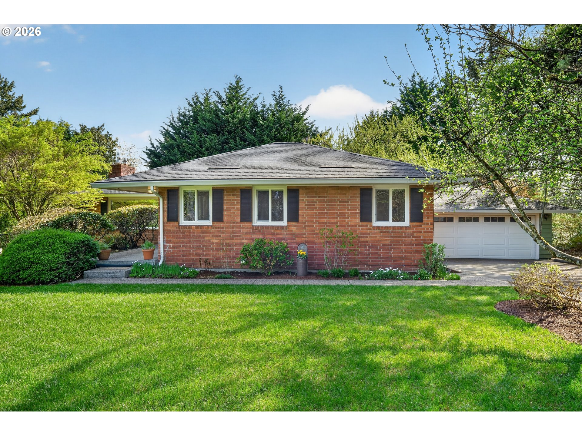 1620 SW MAPLECREST DR