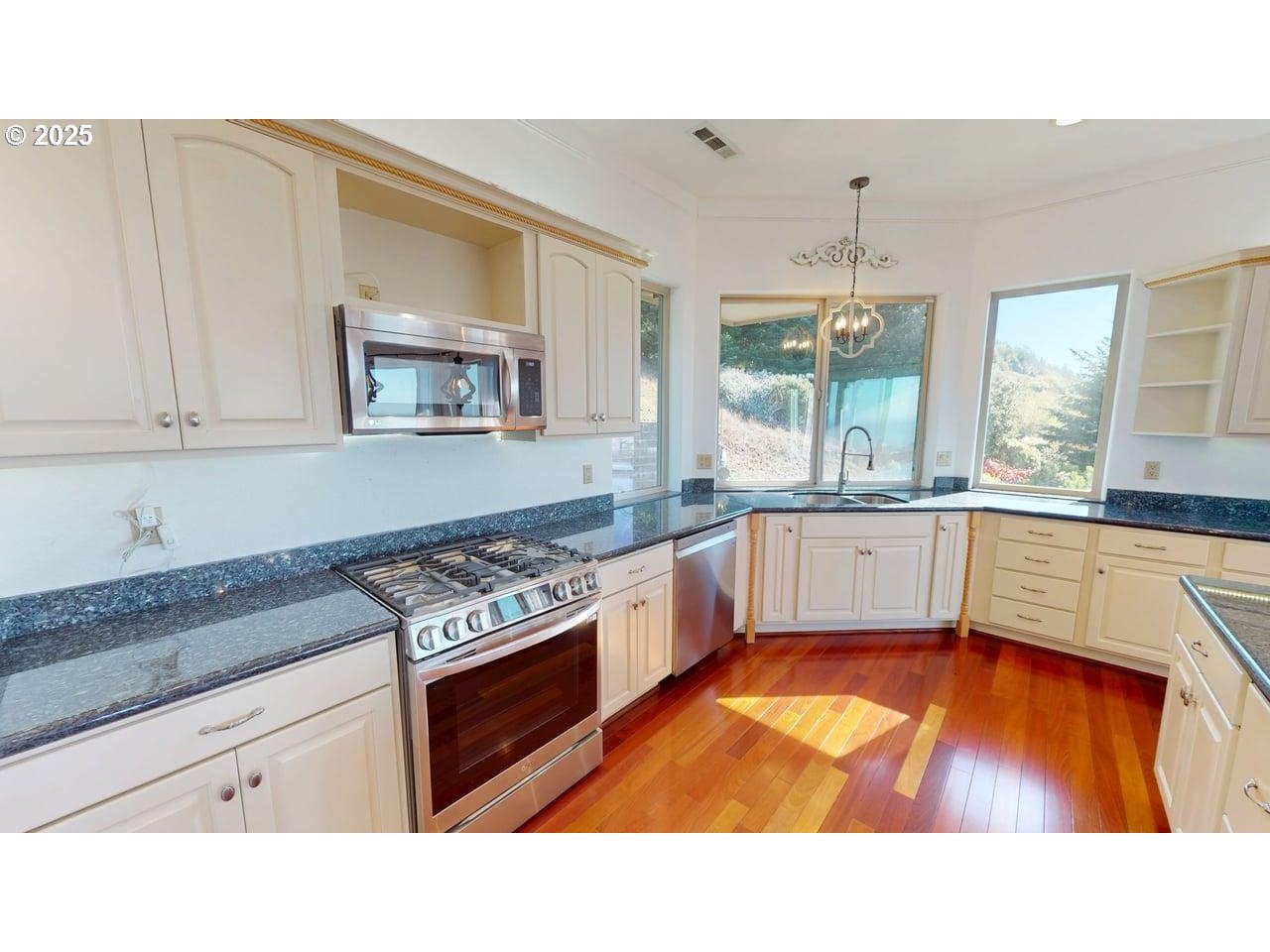 From Crescent City to Harris Beach, soak in breathtaking Pacific views – image 8