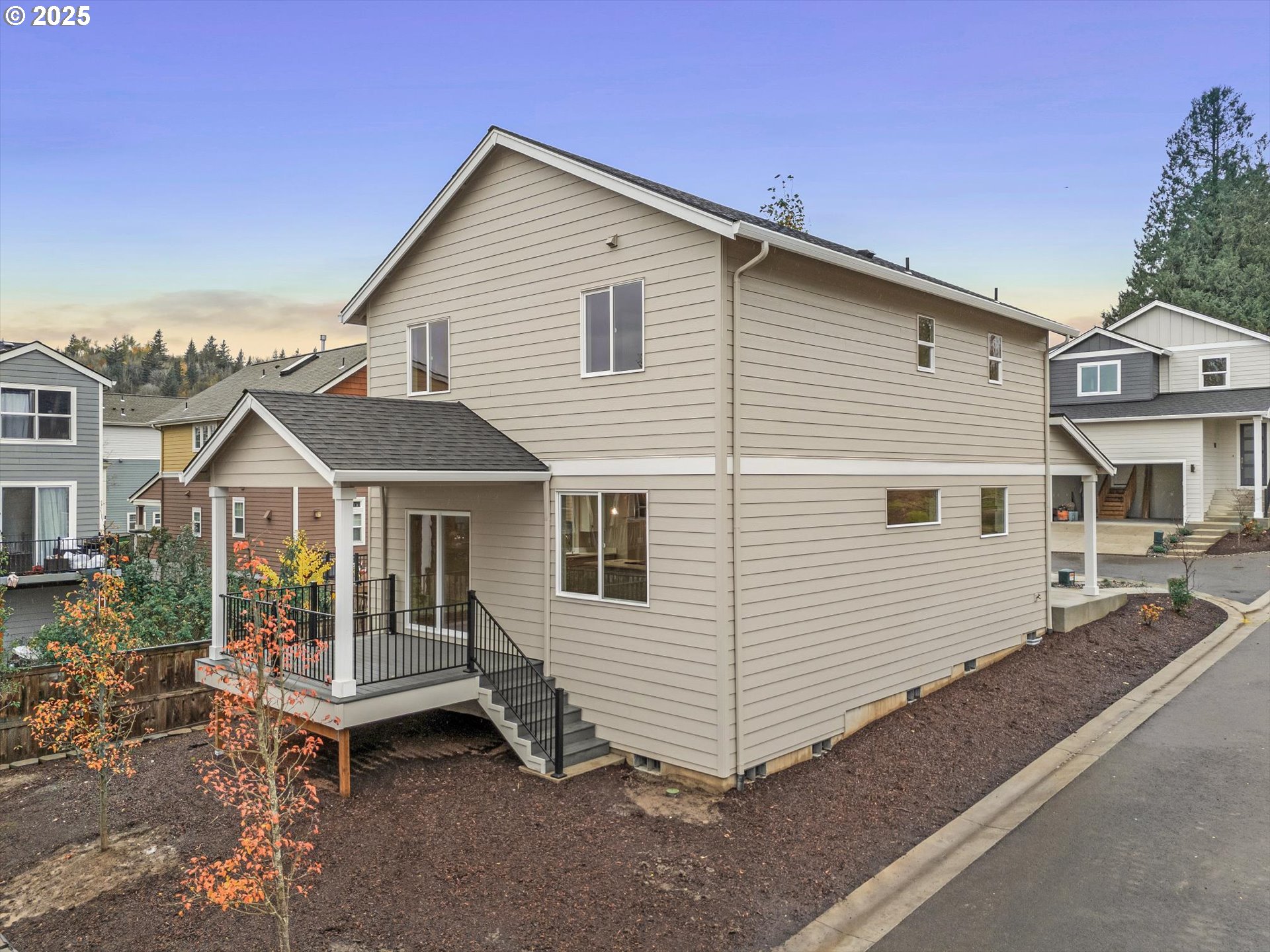 181 NW Mawrcrest AVE