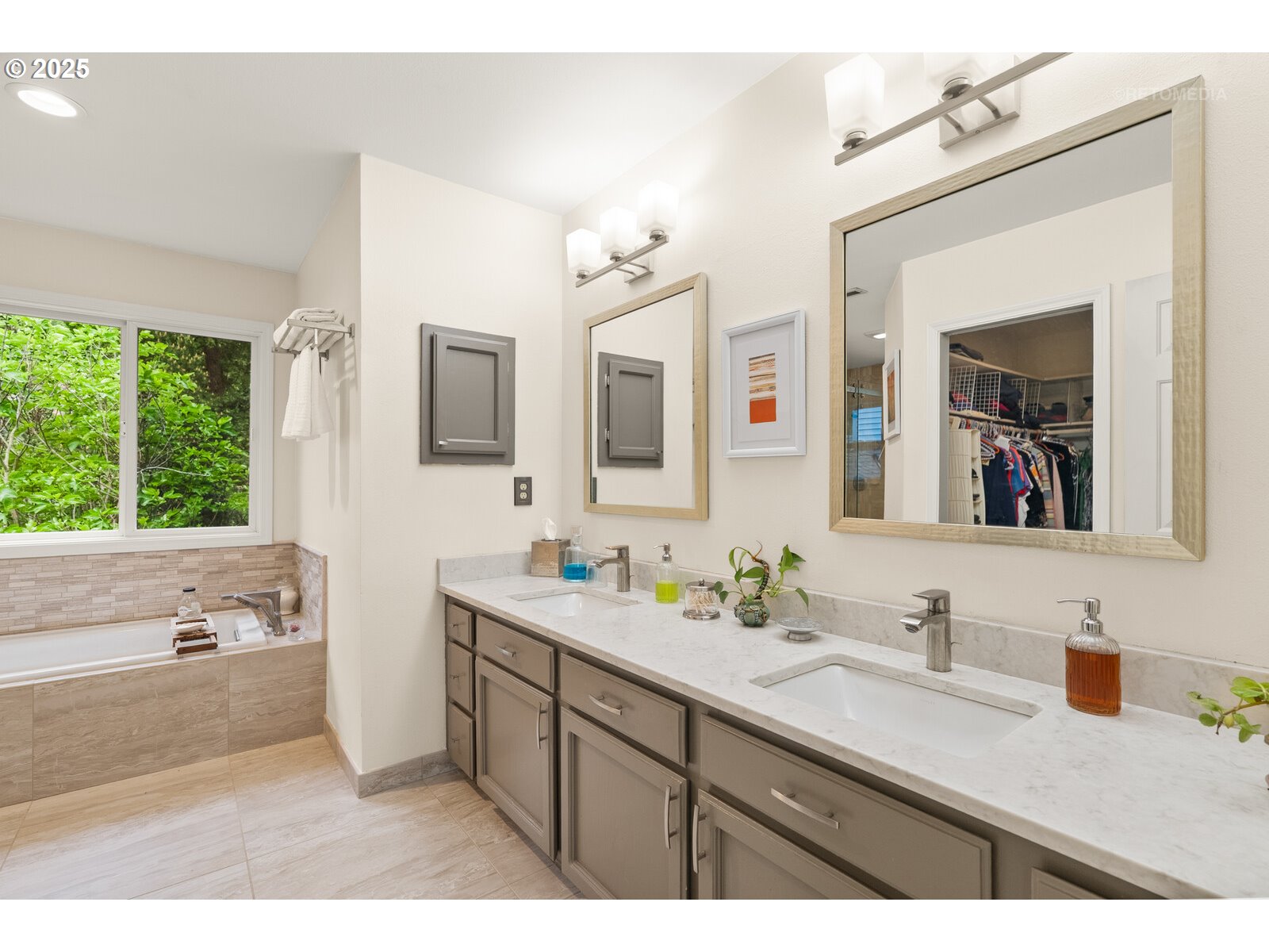 Portland, Oregon 97219, United States, 5 Bedrooms Bedrooms, ,3 BathroomsBathrooms,Residential,Active,131967