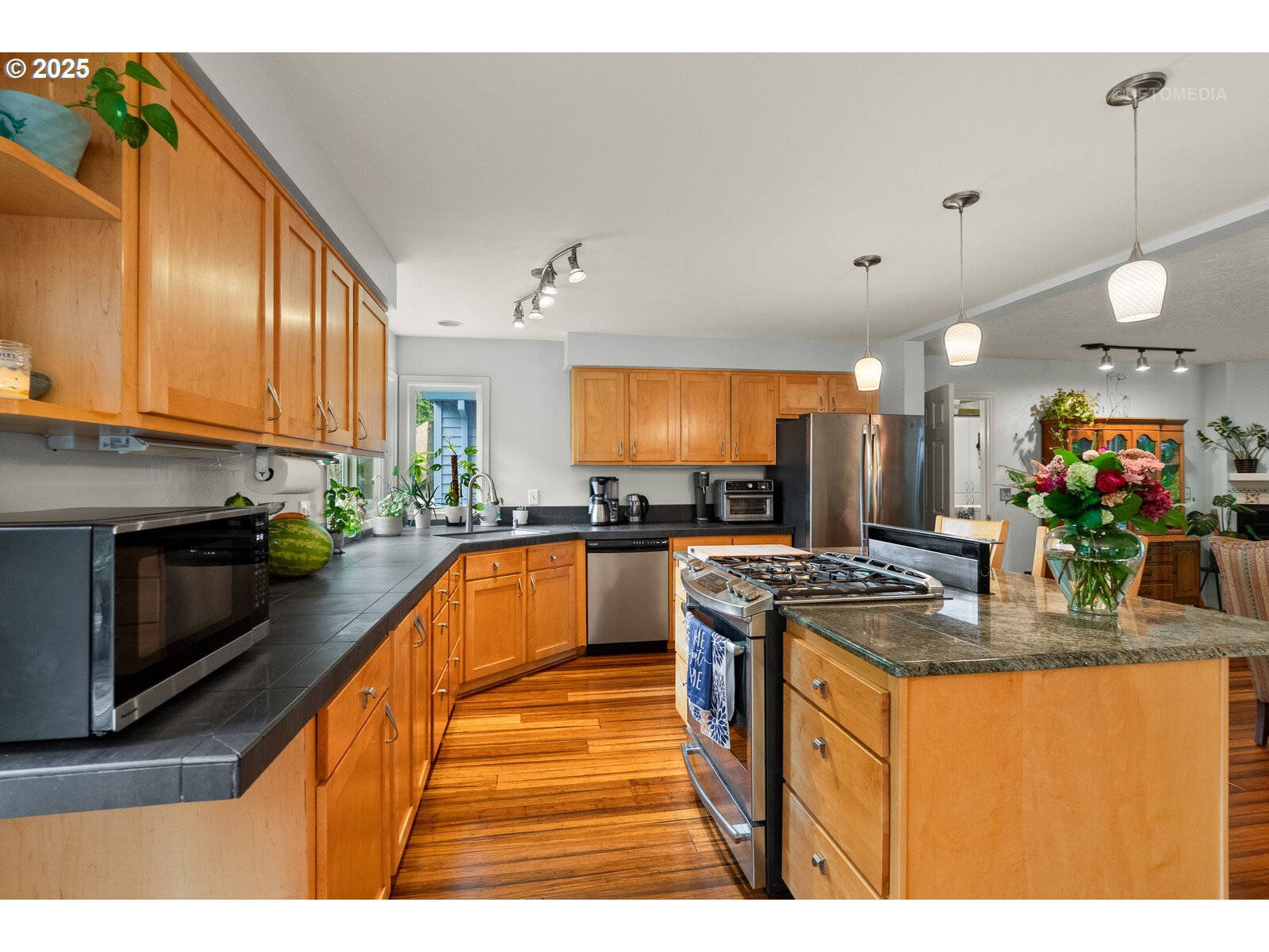 Portland, Oregon 97219, United States, 5 Bedrooms Bedrooms, ,3 BathroomsBathrooms,Residential,Active,131967