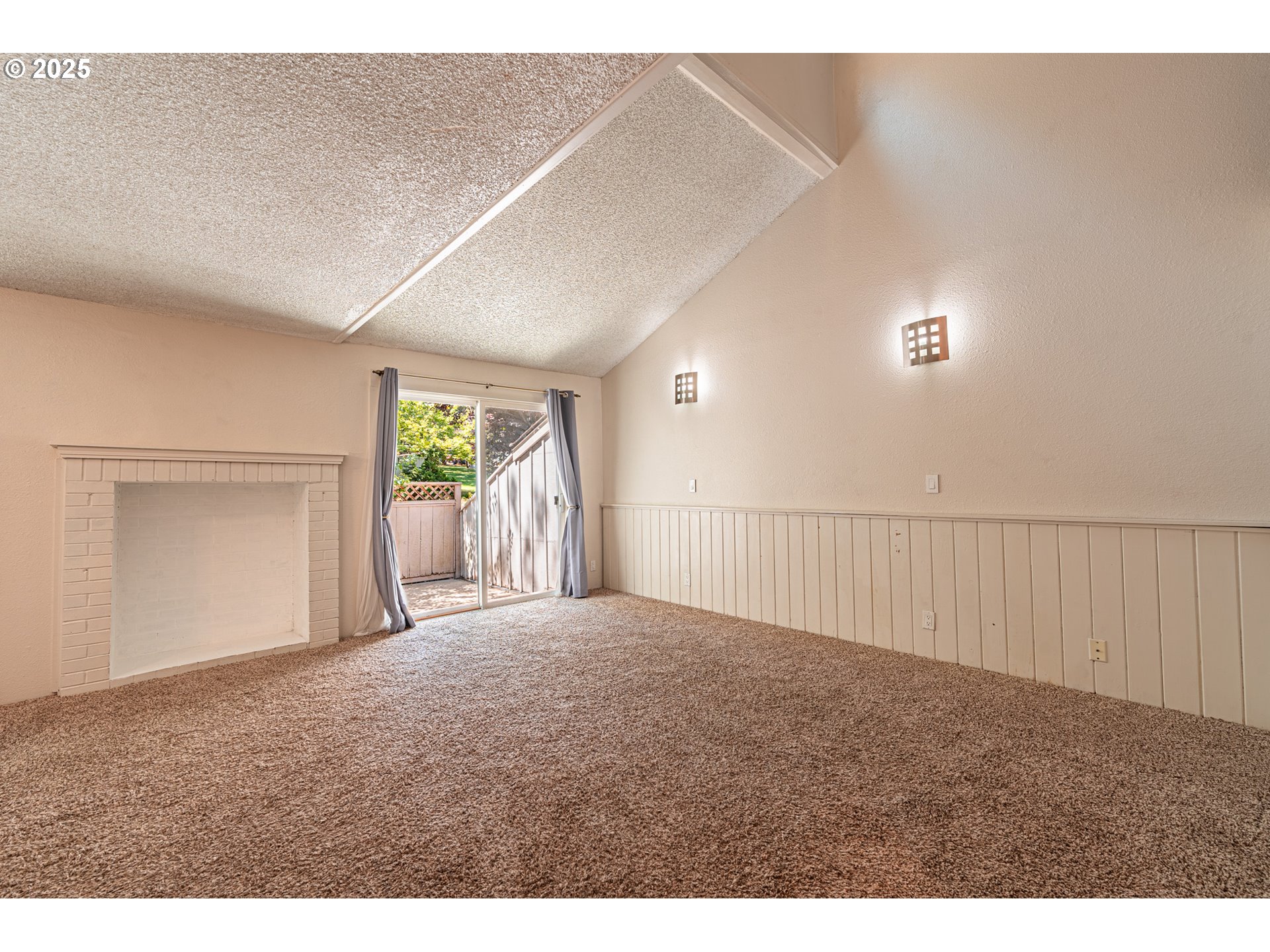 2111 HAWKINS LN