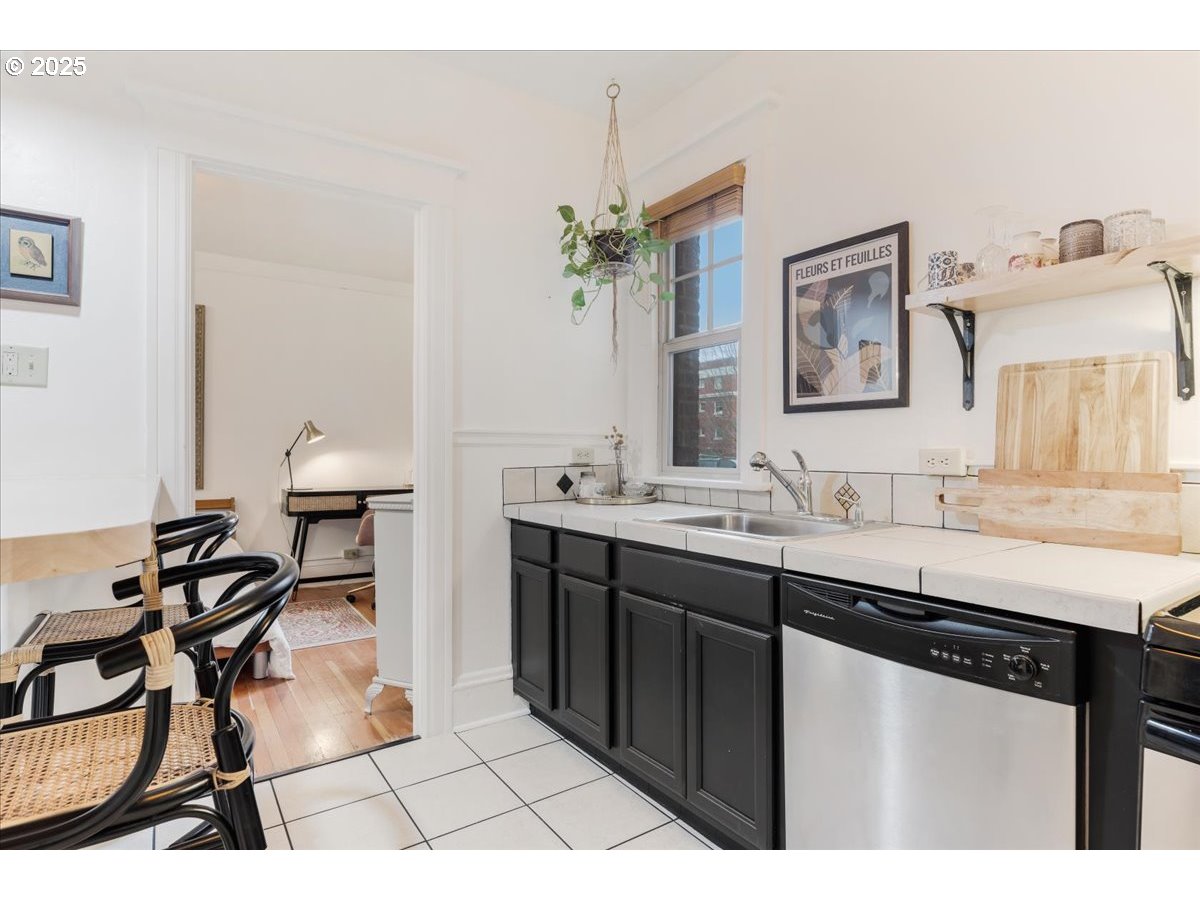 2109 NW IRVING ST 208