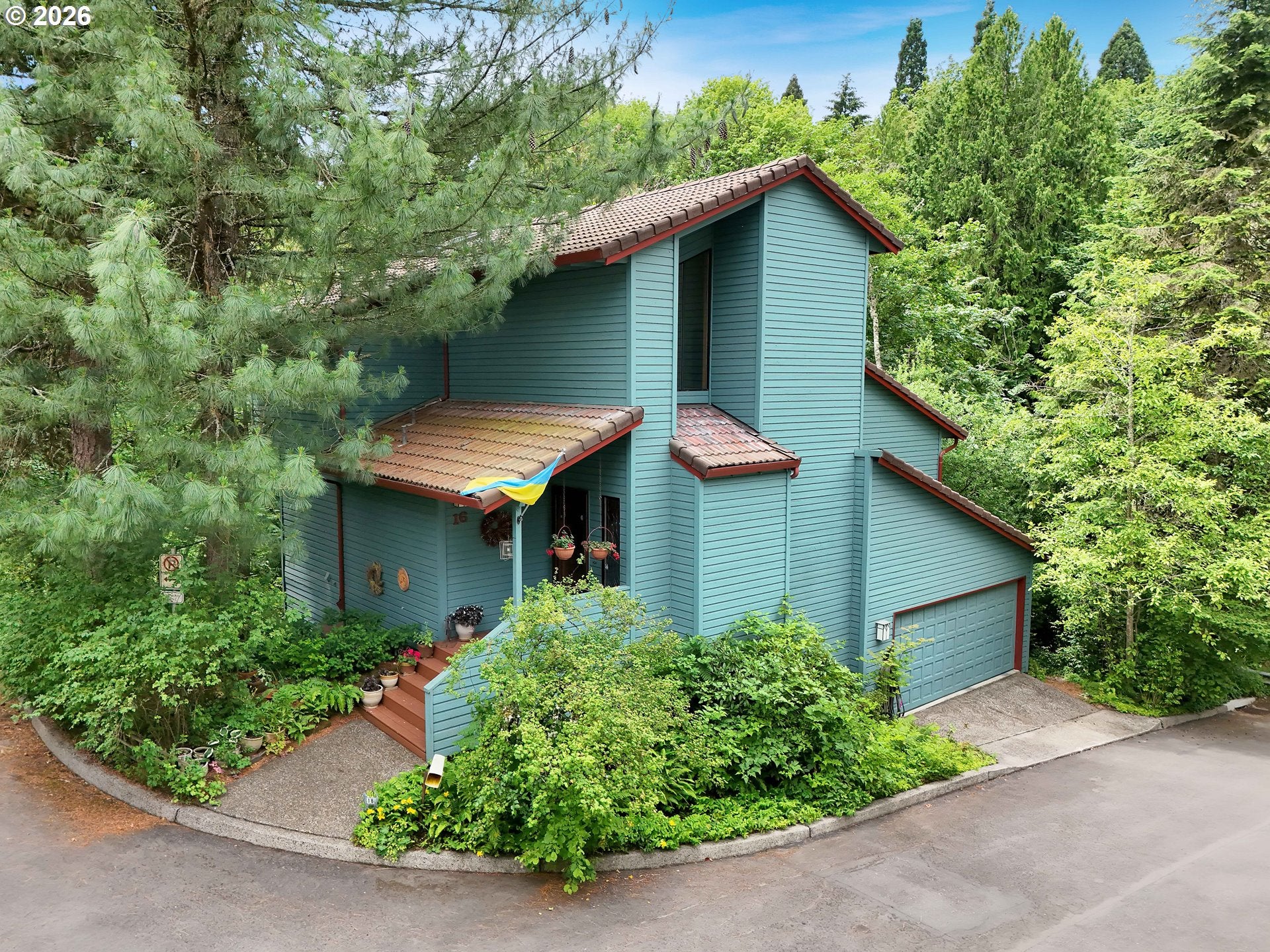 16 SW CANBY ST — 3 bed 3 bath Single Family Residence