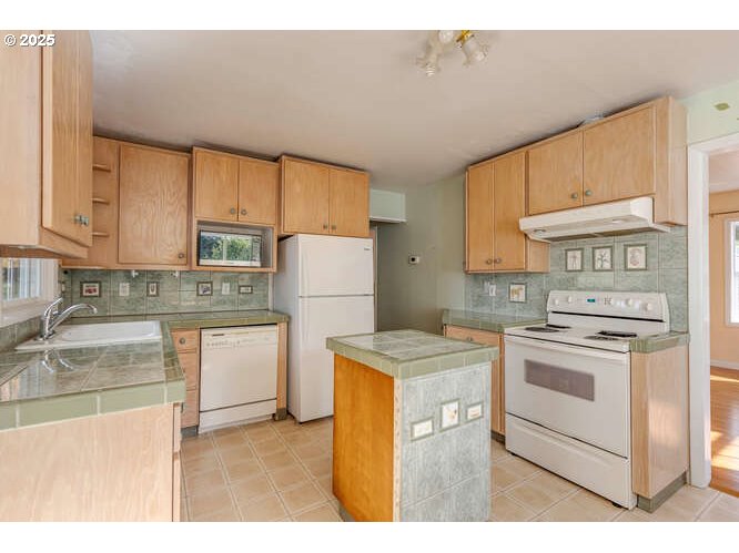 Newberg, Oregon 97132, United States, 2 Bedrooms Bedrooms, ,2 BathroomsBathrooms,Residential,Active,235411