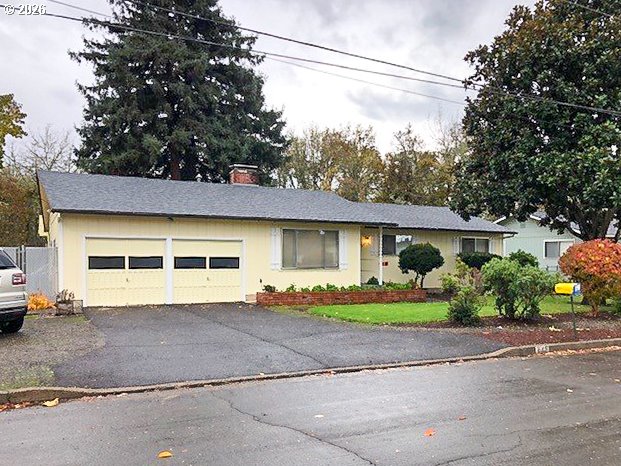 Photo 1 of 38 — 1649 NW MARTIN AVE, Roseburg, OR 97471