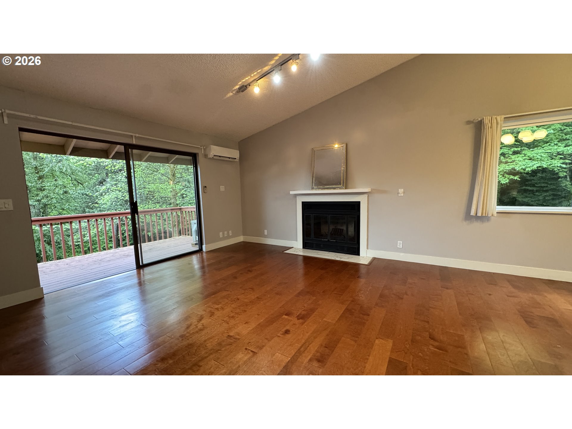 2800 TREETOP LN