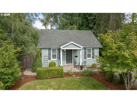 Photo of 928 SE Davis St, McMinnville, OR 97128 (MLS # 755552306)