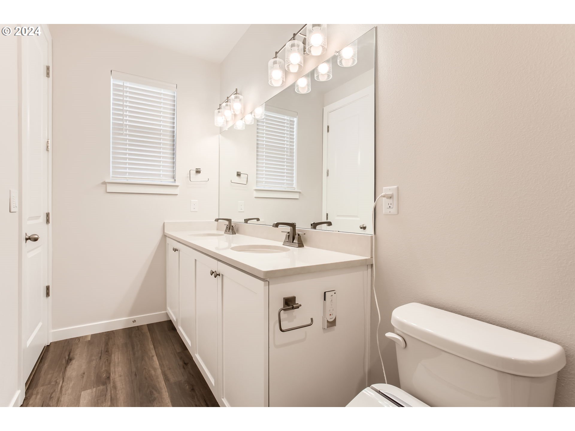 Hillsboro, Oregon 97123, United States, 3 Bedrooms Bedrooms, ,3 BathroomsBathrooms,Residential,Pending,28652