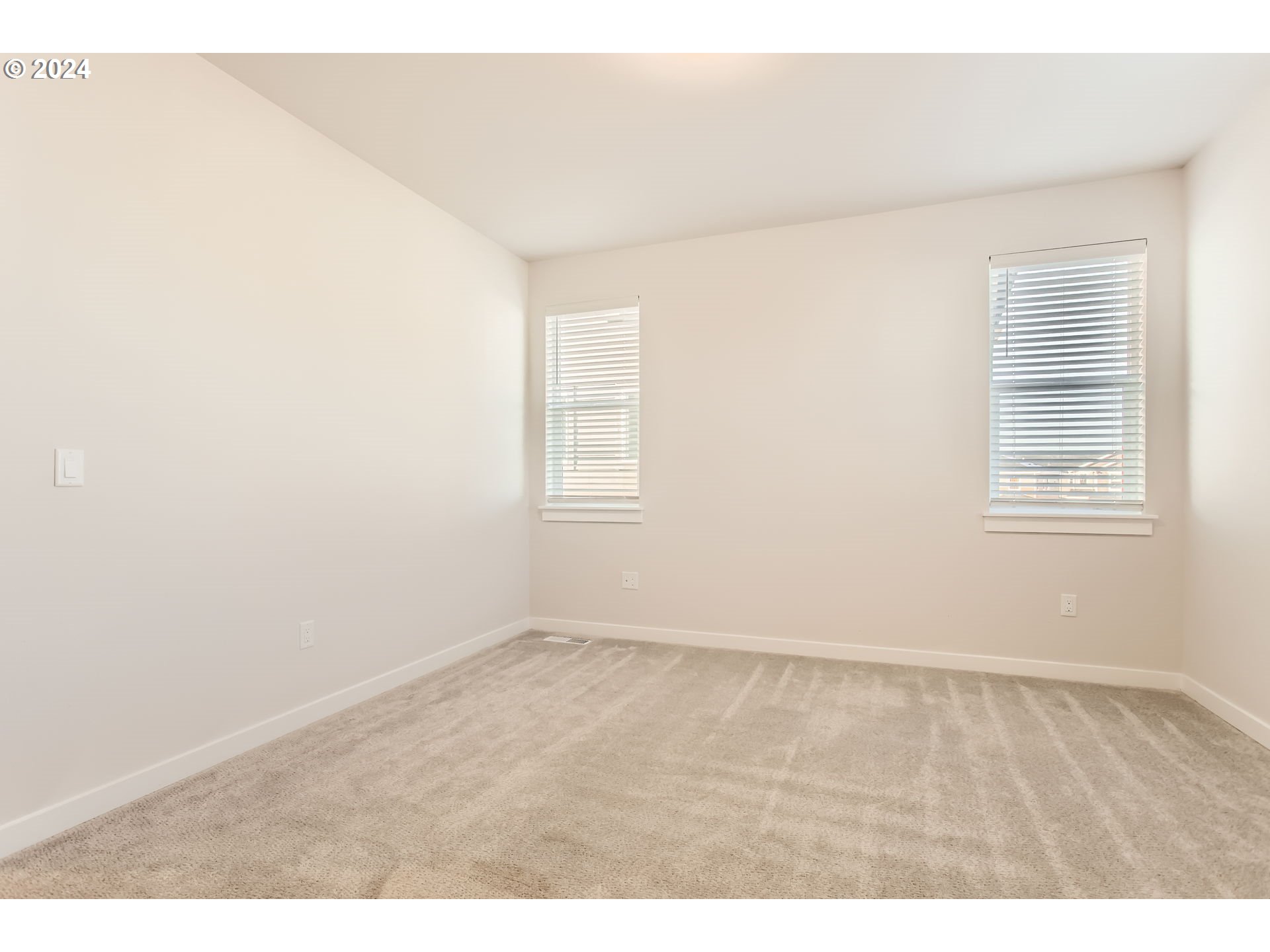 Hillsboro, Oregon 97123, United States, 3 Bedrooms Bedrooms, ,3 BathroomsBathrooms,Residential,Pending,28652