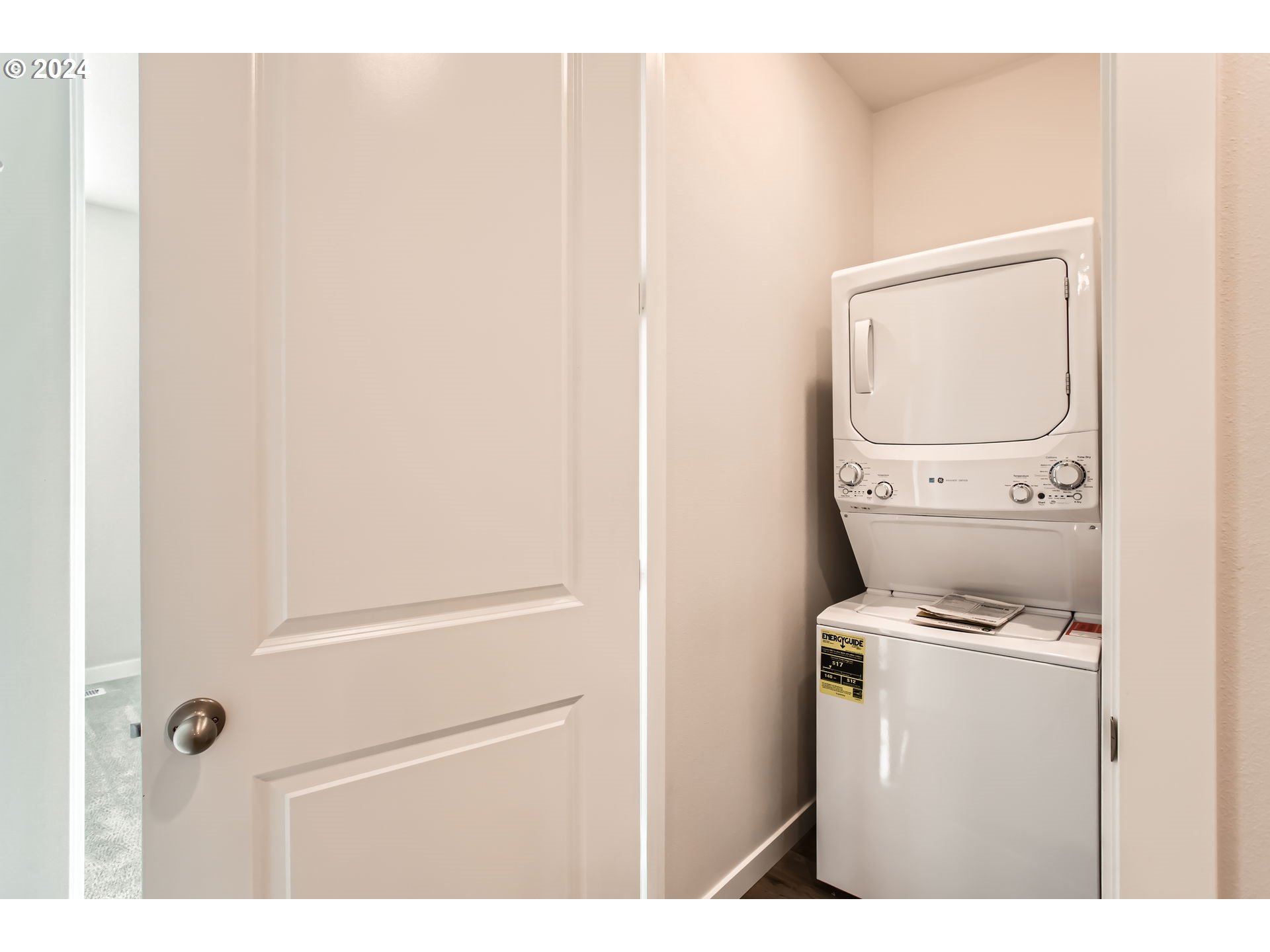 Hillsboro, Oregon 97123, United States, 3 Bedrooms Bedrooms, ,3 BathroomsBathrooms,Residential,Pending,28652