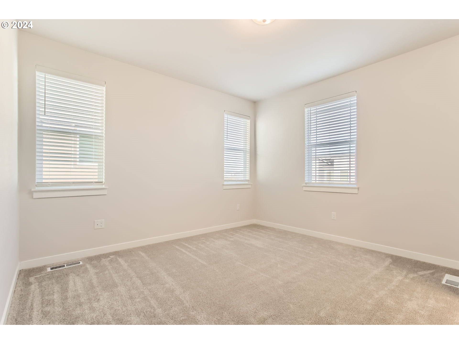 Hillsboro, Oregon 97123, United States, 3 Bedrooms Bedrooms, ,3 BathroomsBathrooms,Residential,Pending,28652