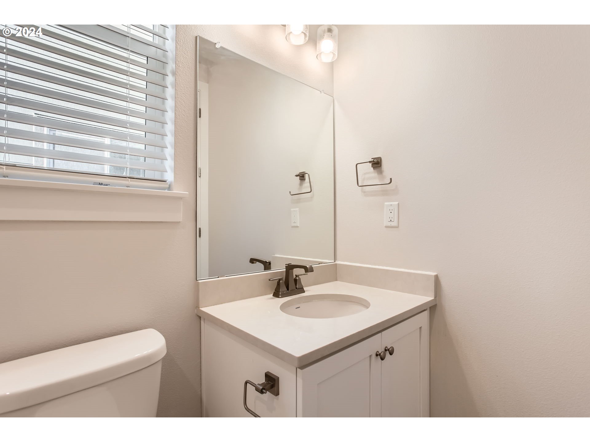 Hillsboro, Oregon 97123, United States, 3 Bedrooms Bedrooms, ,3 BathroomsBathrooms,Residential,Pending,28652