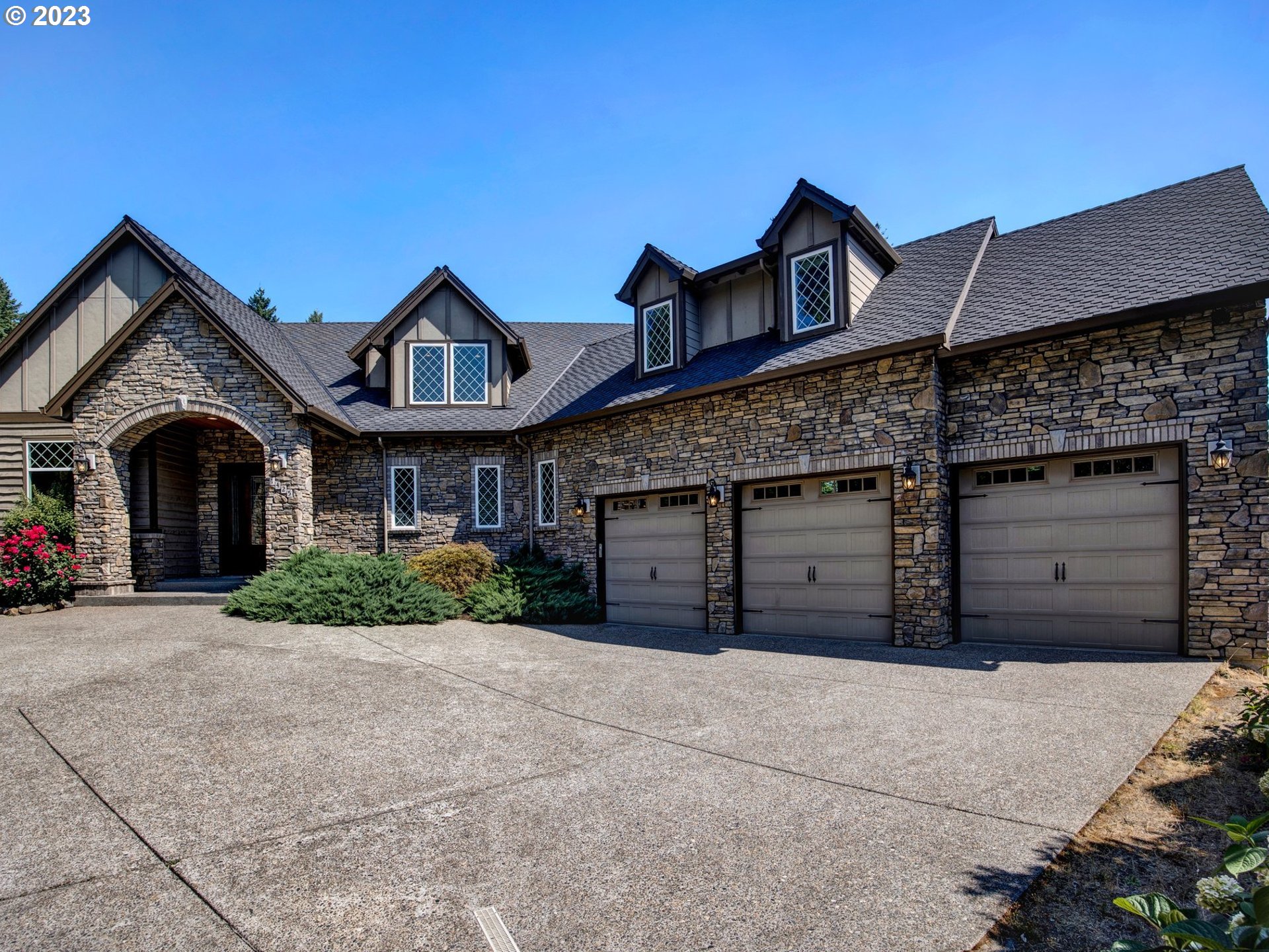 1425 SW Medwyn TER
