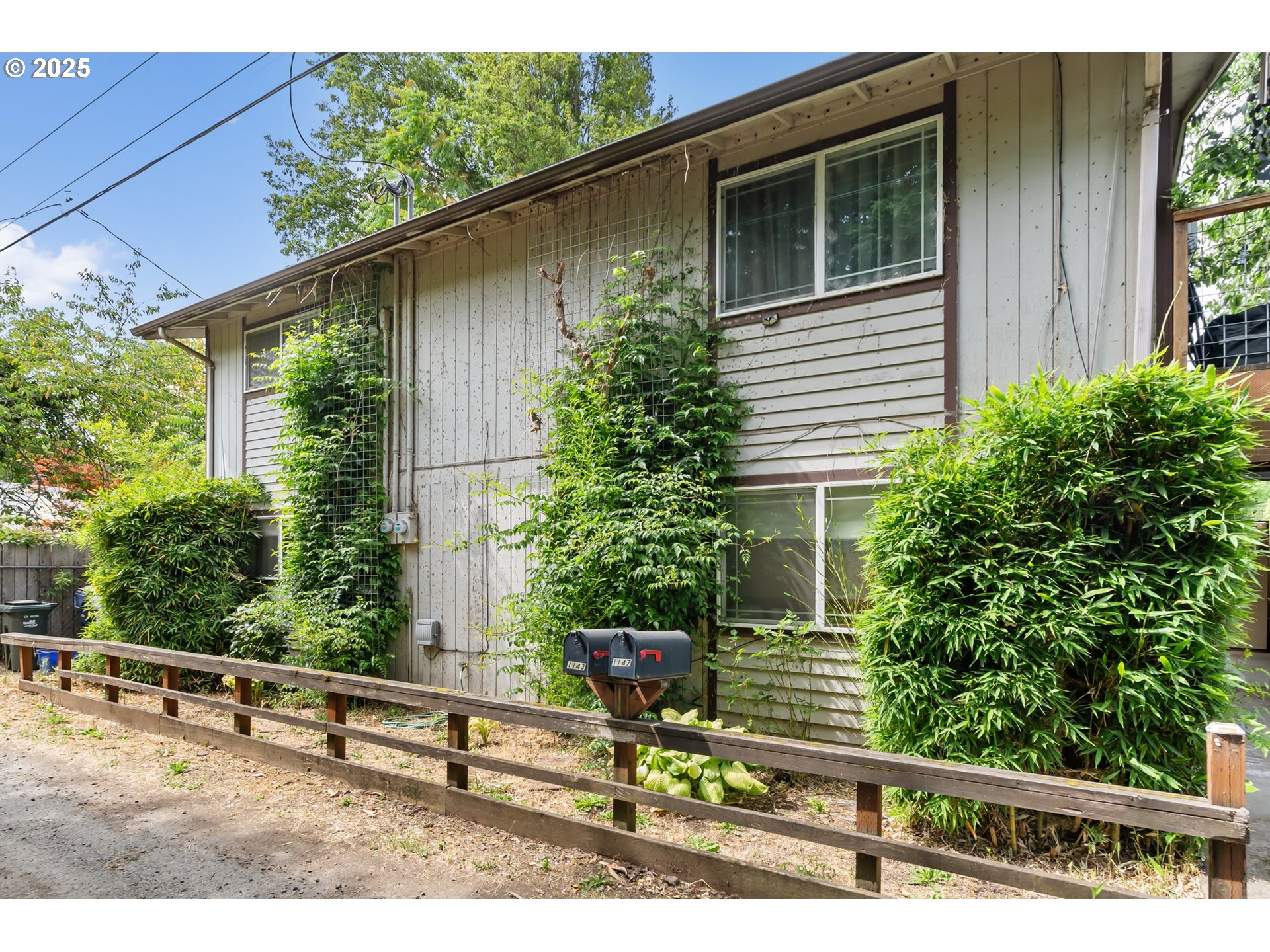 1147 W 11TH ALY