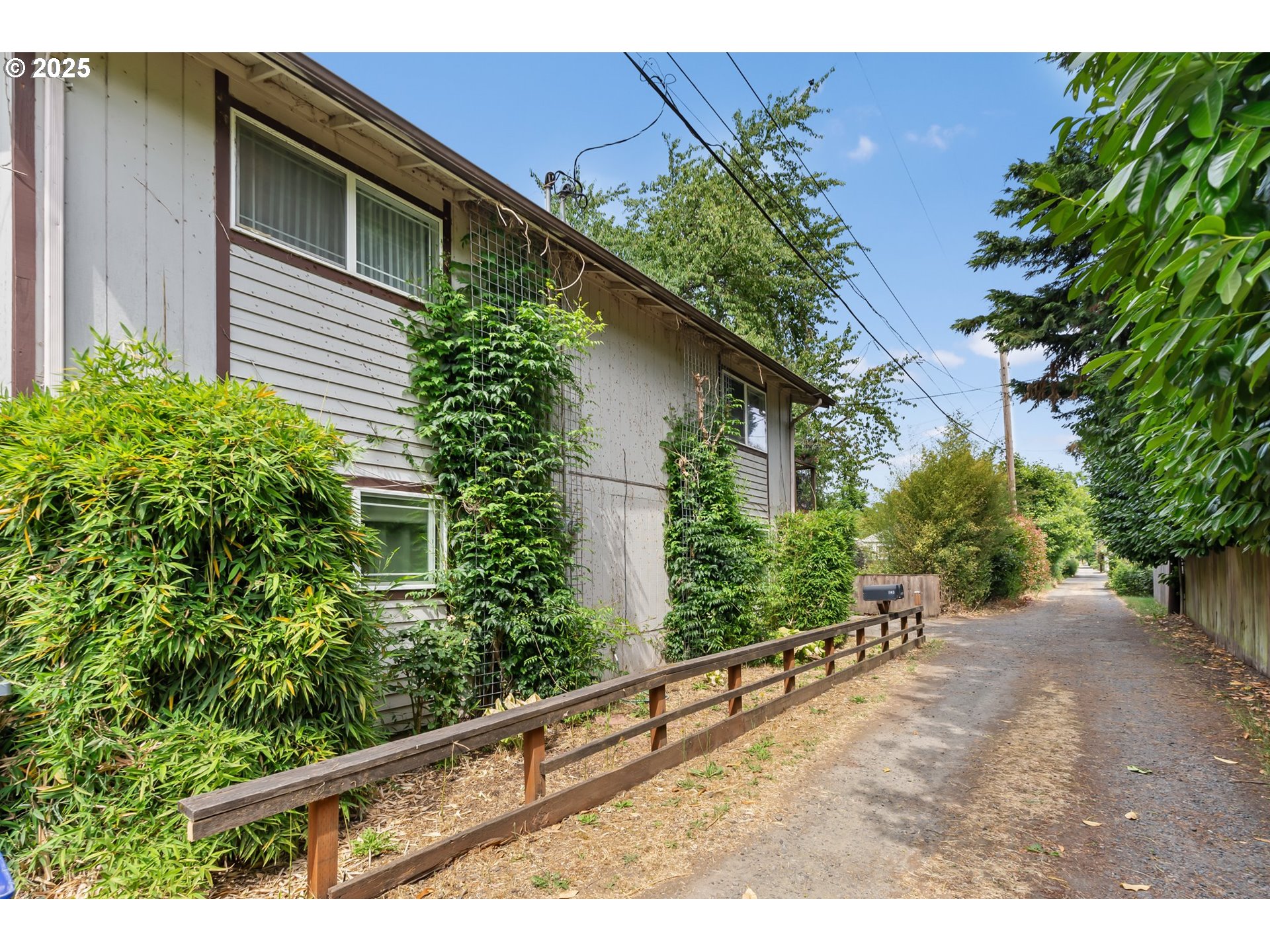 1147 W 11TH ALY