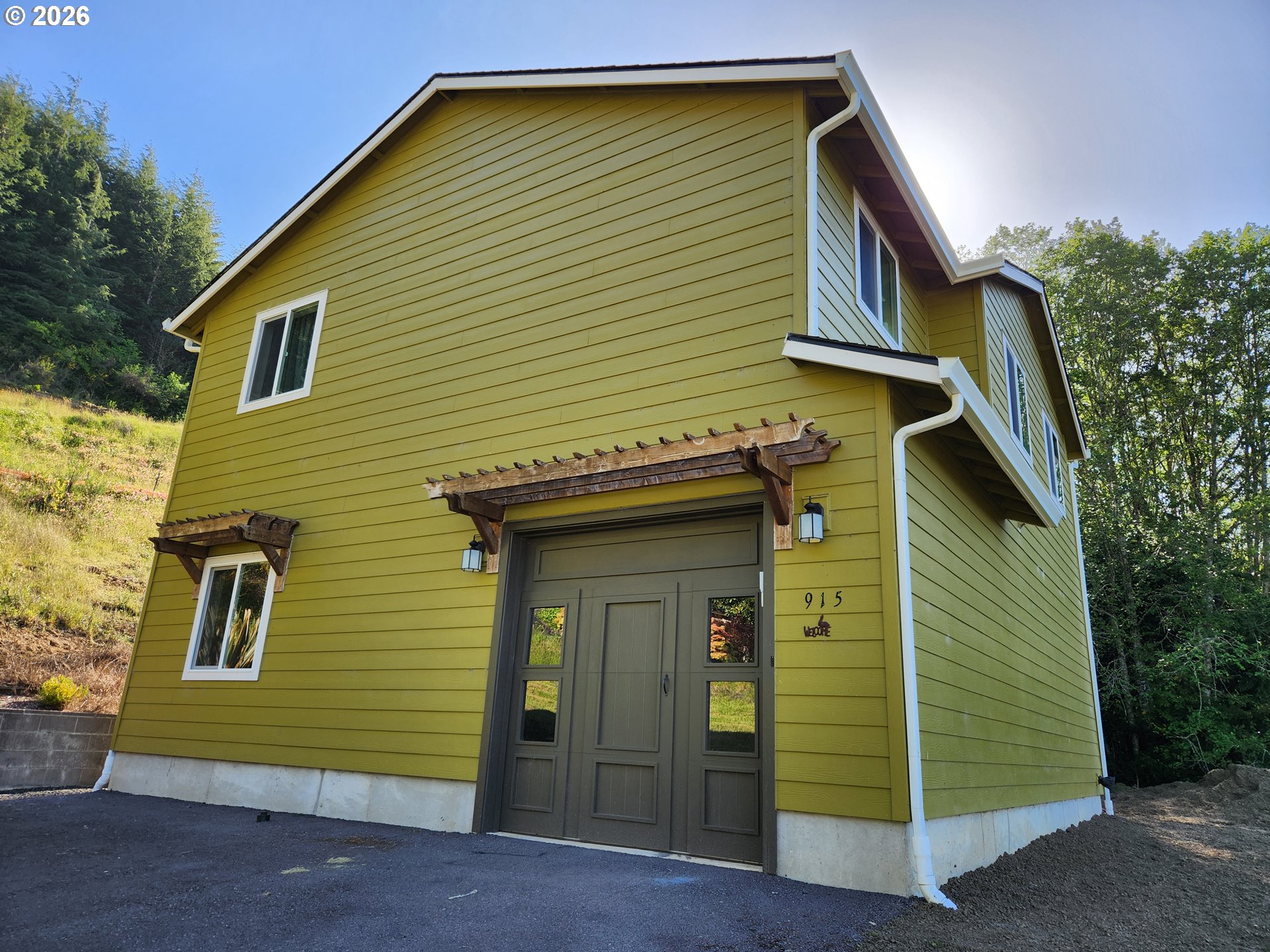 915 BELLEVUE DR