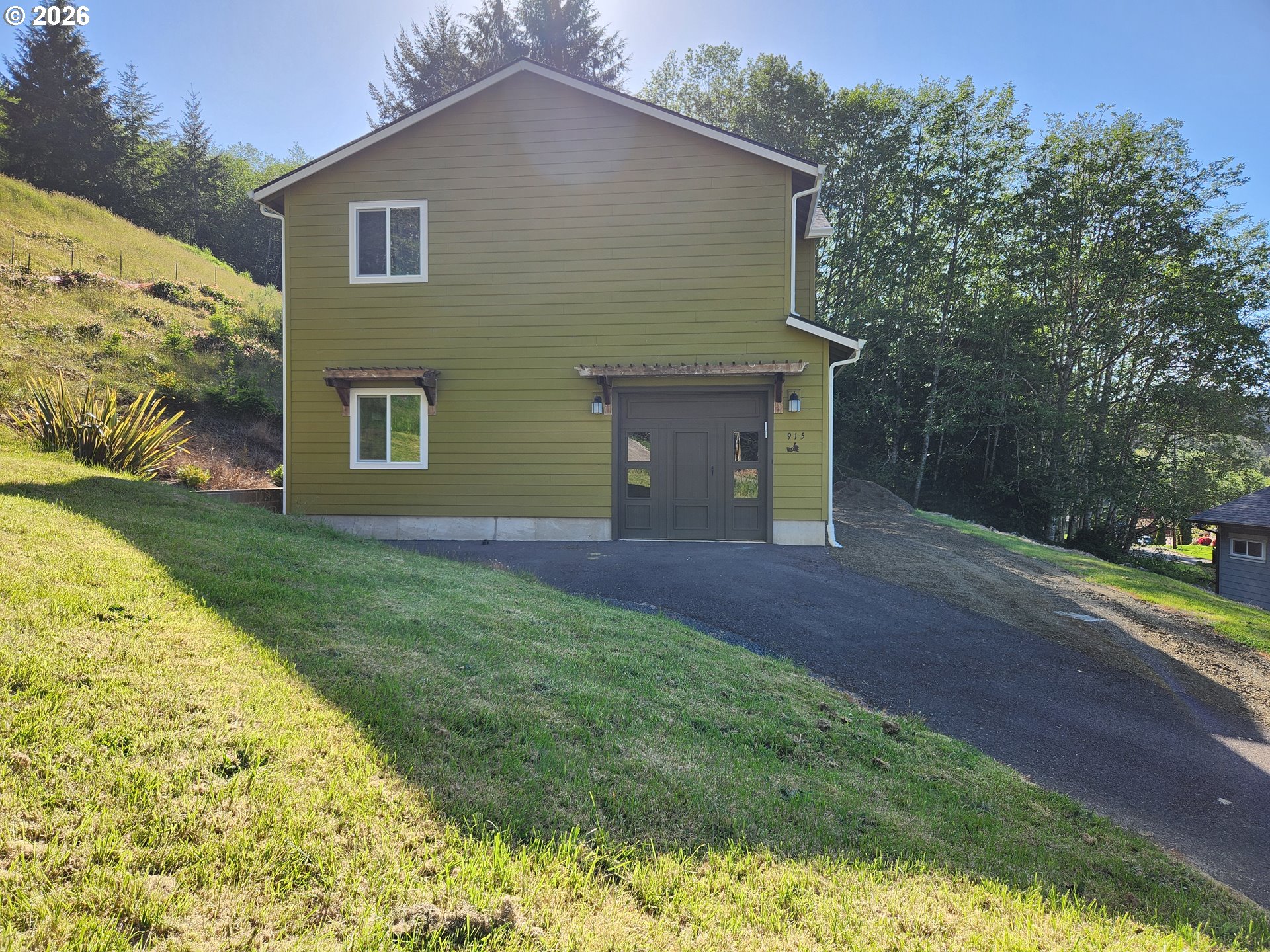 915 BELLEVUE DR
