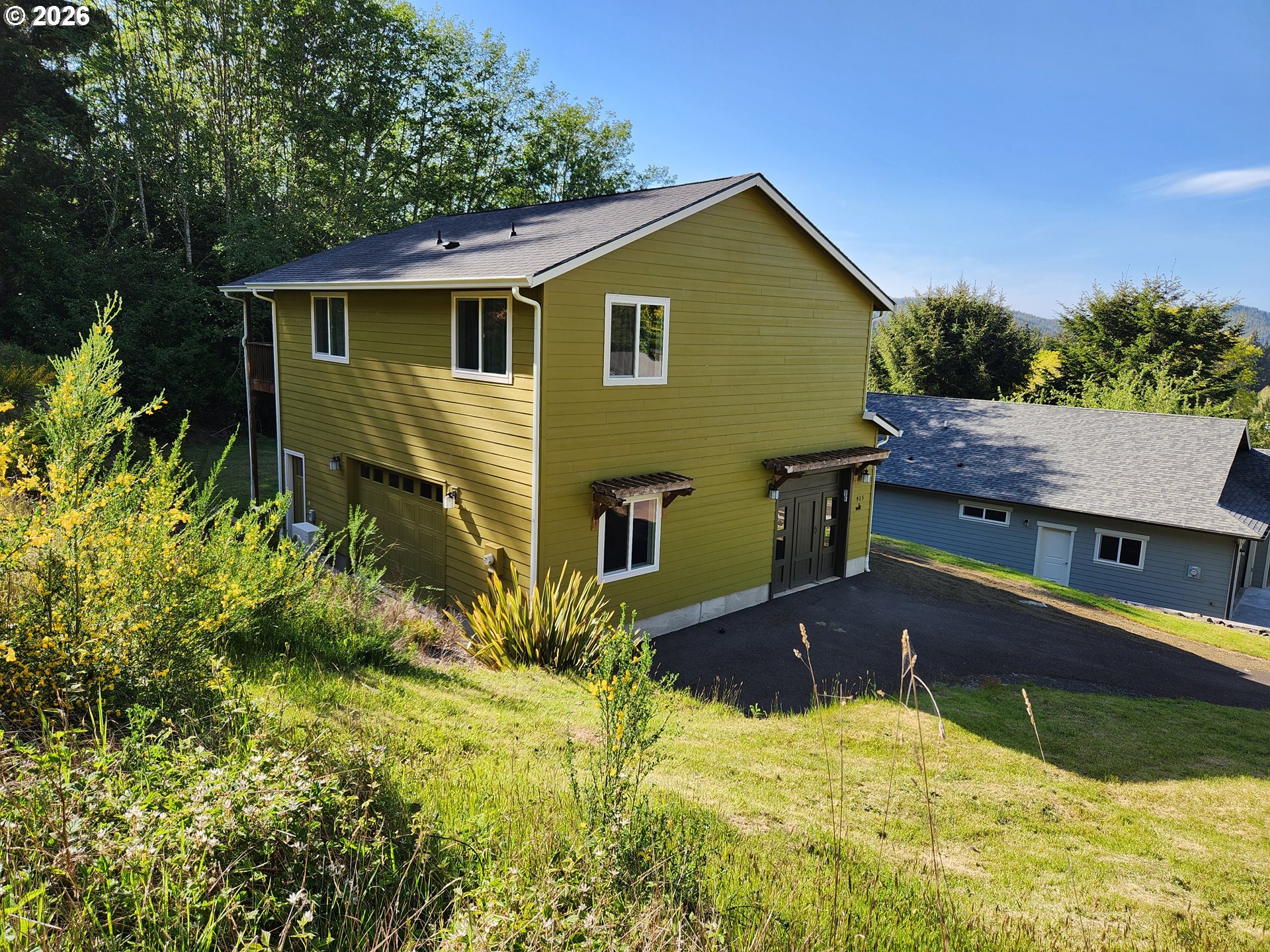 915 BELLEVUE DR