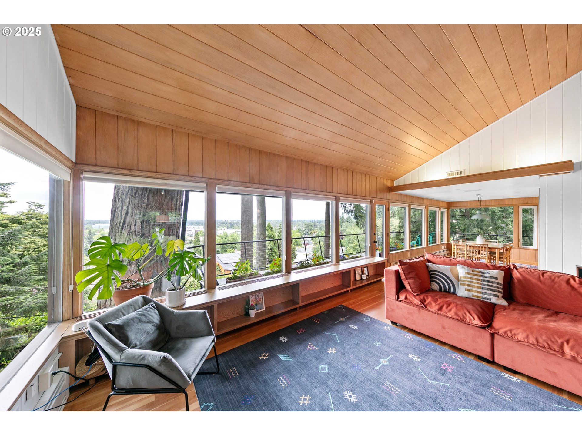 275 SUNSET DR