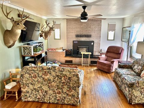 A home in Reedsport