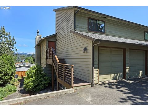 Photo of 1502 Lincoln St #3, Hood River, OR 97031 (MLS # 178812860)