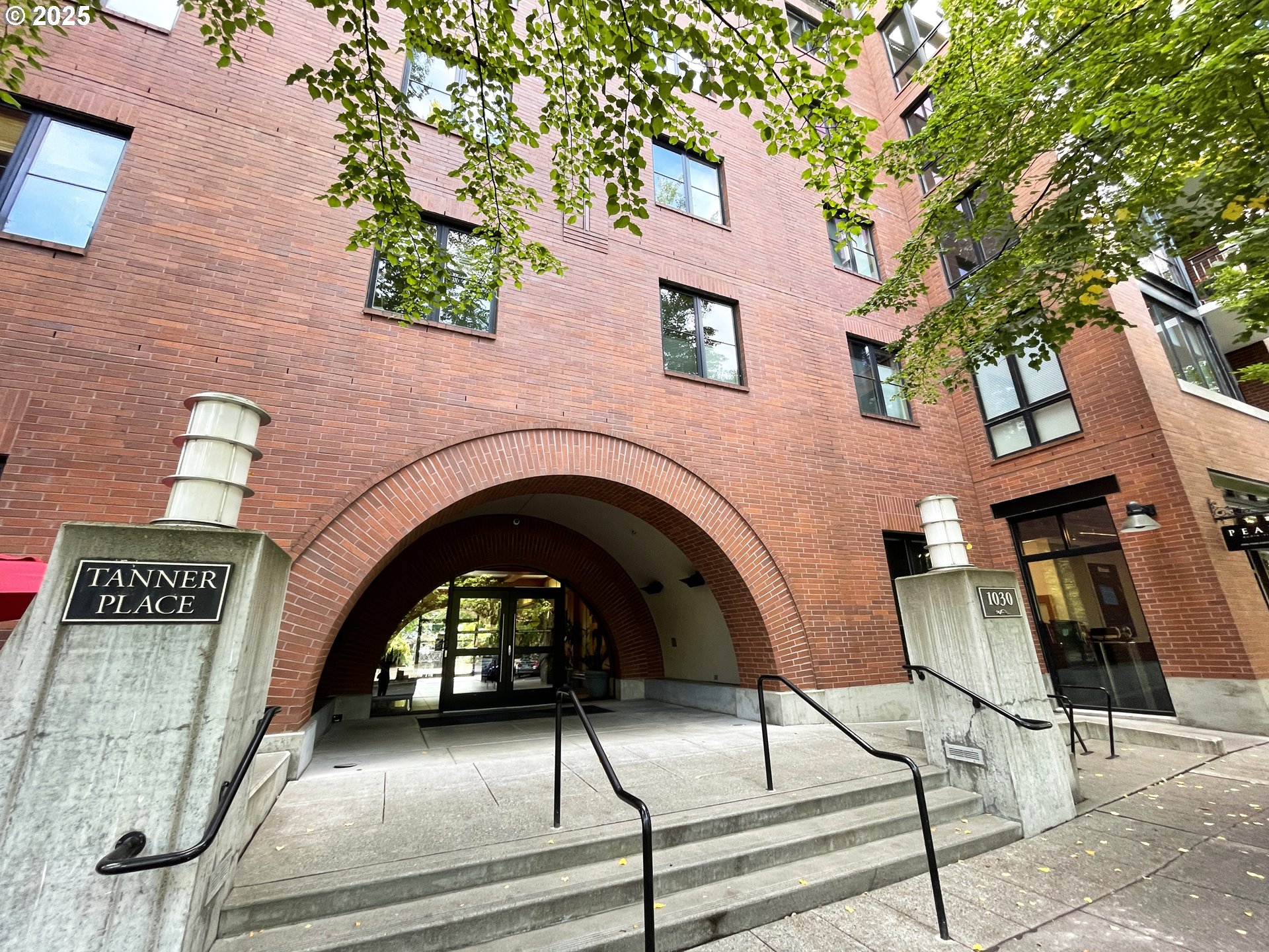 Photo 1 of 32 — 1030 NW JOHNSON ST 424, Portland, OR 97209