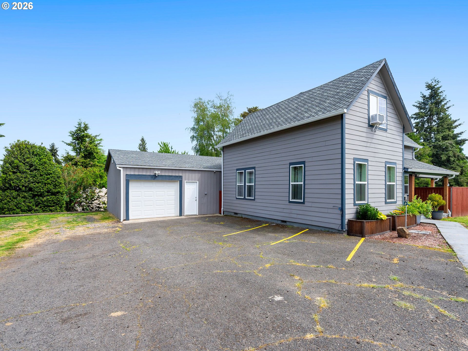 1677 E MAIN ST