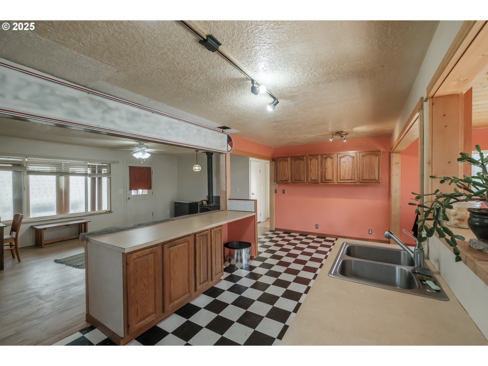 Milwaukie, Oregon 97267, United States, 2 Bedrooms Bedrooms, ,1 BathroomBathrooms,Residential,Pending,80355