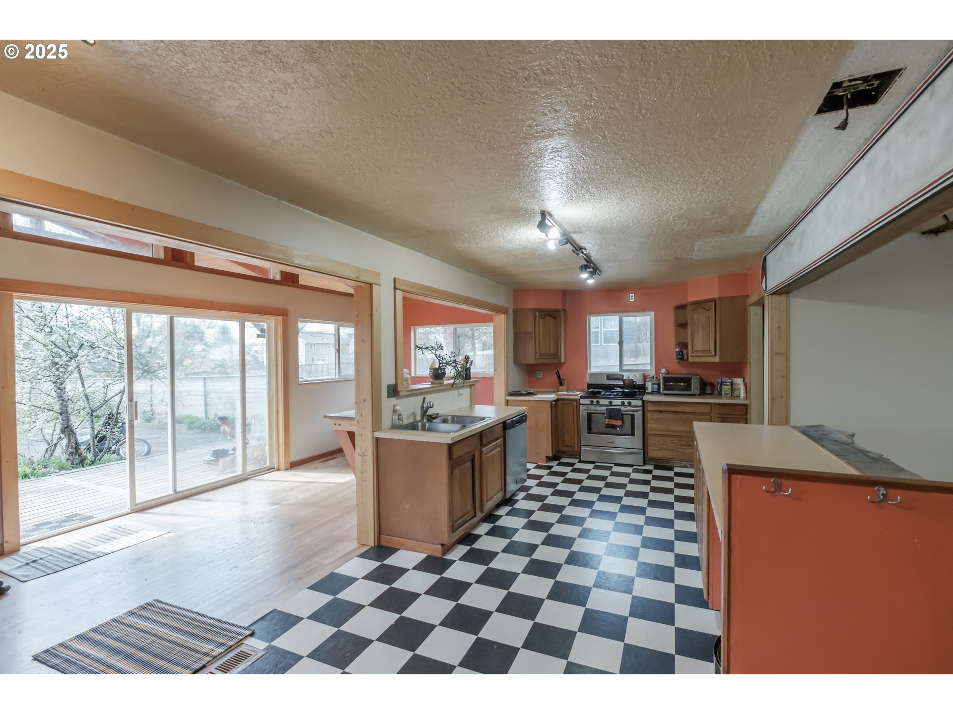 Milwaukie, Oregon 97267, United States, 2 Bedrooms Bedrooms, ,1 BathroomBathrooms,Residential,Pending,80355