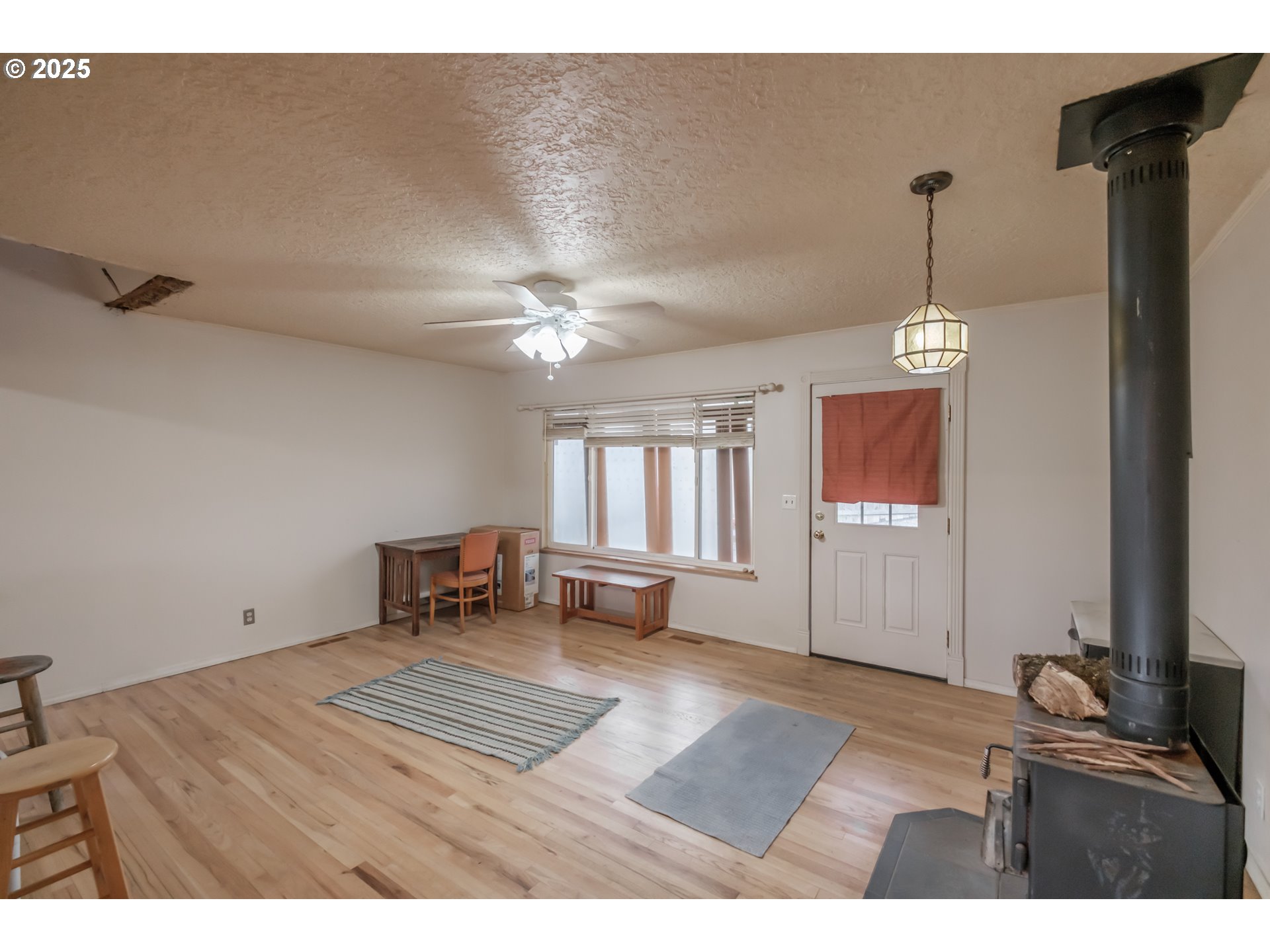 Milwaukie, Oregon 97267, United States, 2 Bedrooms Bedrooms, ,1 BathroomBathrooms,Residential,Pending,80355