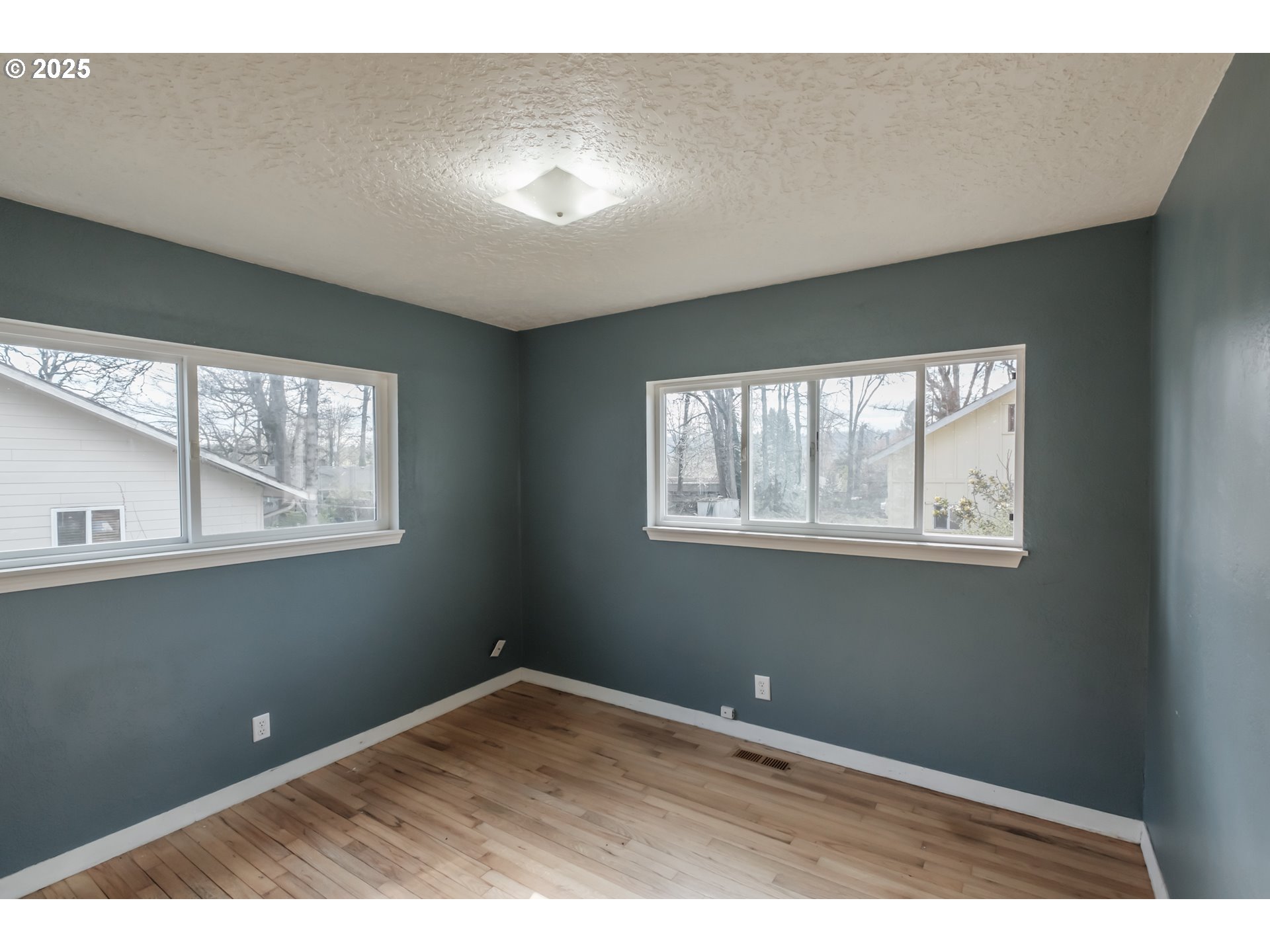 Milwaukie, Oregon 97267, United States, 2 Bedrooms Bedrooms, ,1 BathroomBathrooms,Residential,Pending,80355