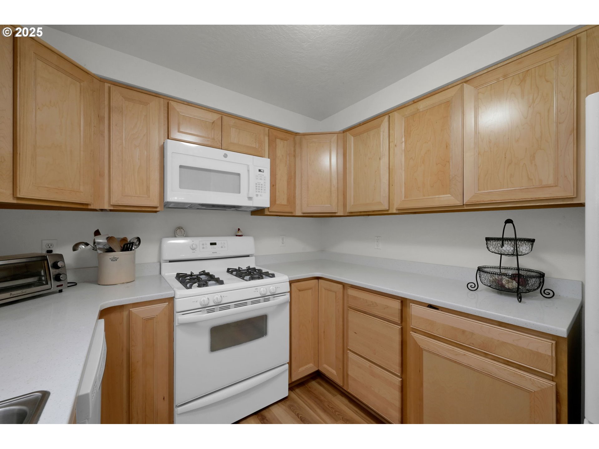 Eugene, Oregon 97402, United States, 3 Bedrooms Bedrooms, ,2 BathroomsBathrooms,Residential,Pending,200414