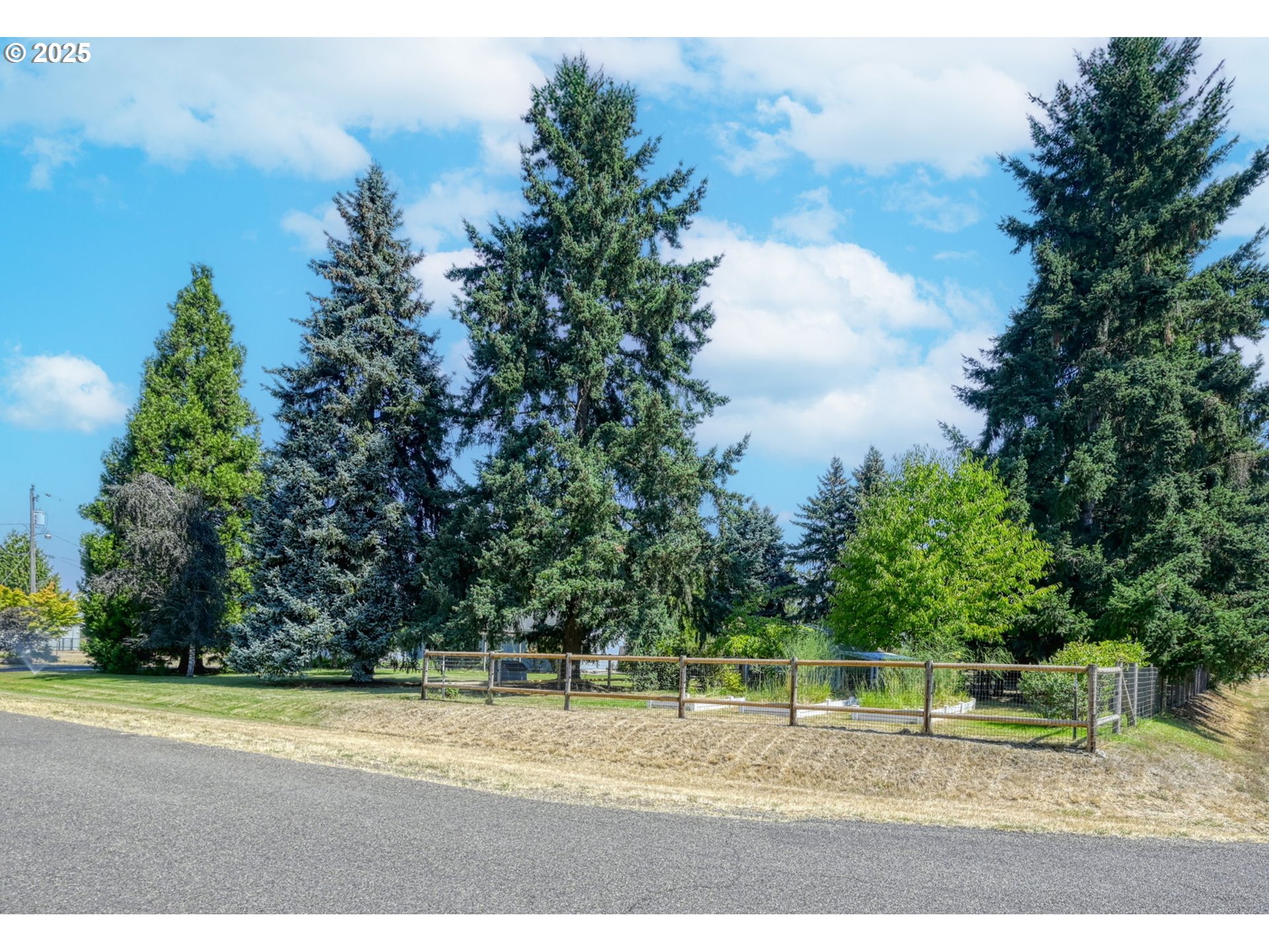 Eugene, Oregon 97402, United States, 3 Bedrooms Bedrooms, ,2 BathroomsBathrooms,Residential,Pending,200414