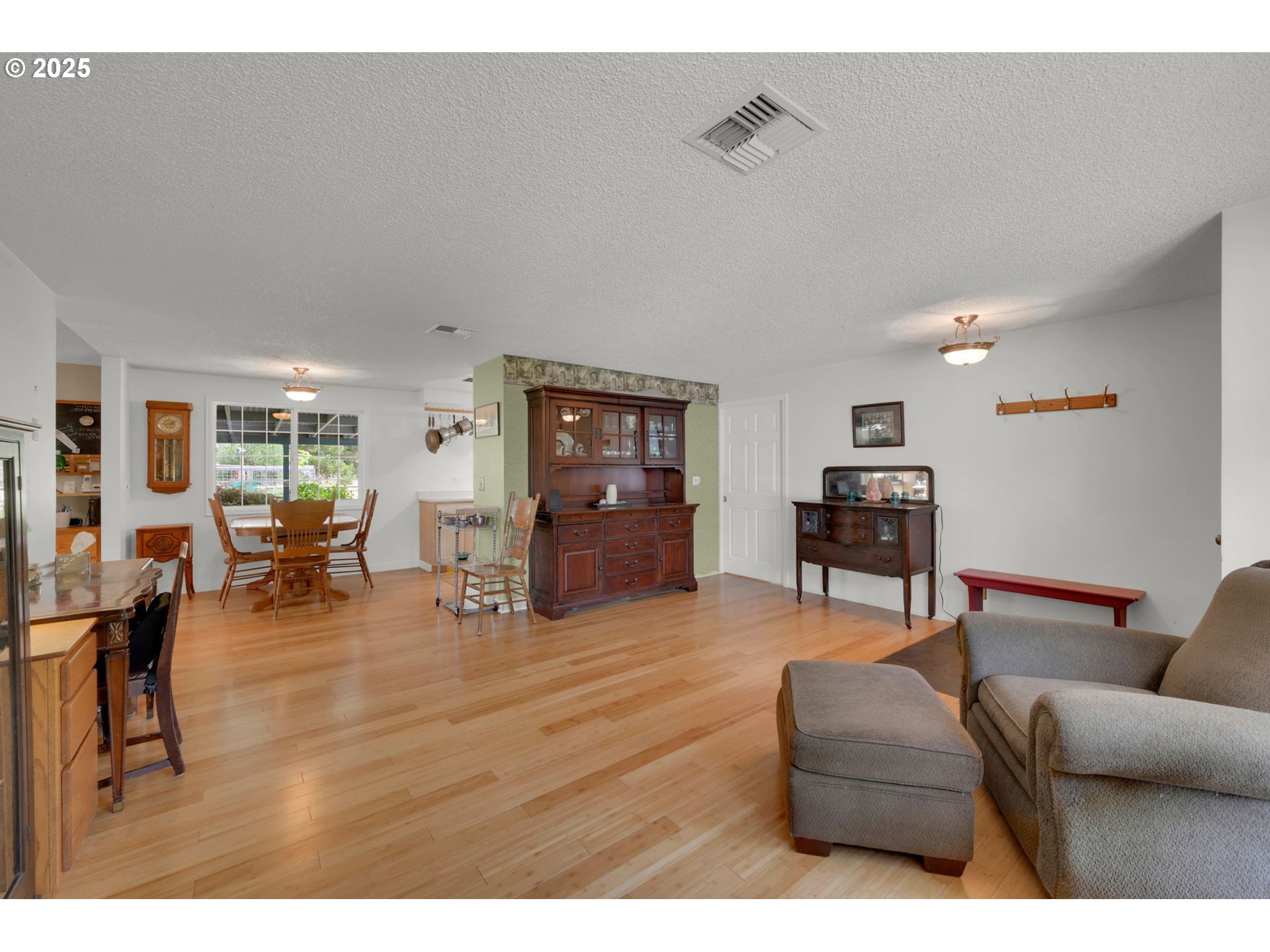 Eugene, Oregon 97402, United States, 3 Bedrooms Bedrooms, ,2 BathroomsBathrooms,Residential,Pending,200414