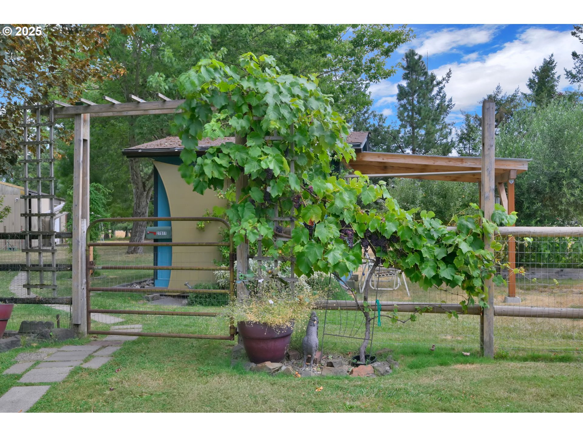 Eugene, Oregon 97402, United States, 3 Bedrooms Bedrooms, ,2 BathroomsBathrooms,Residential,Pending,200414