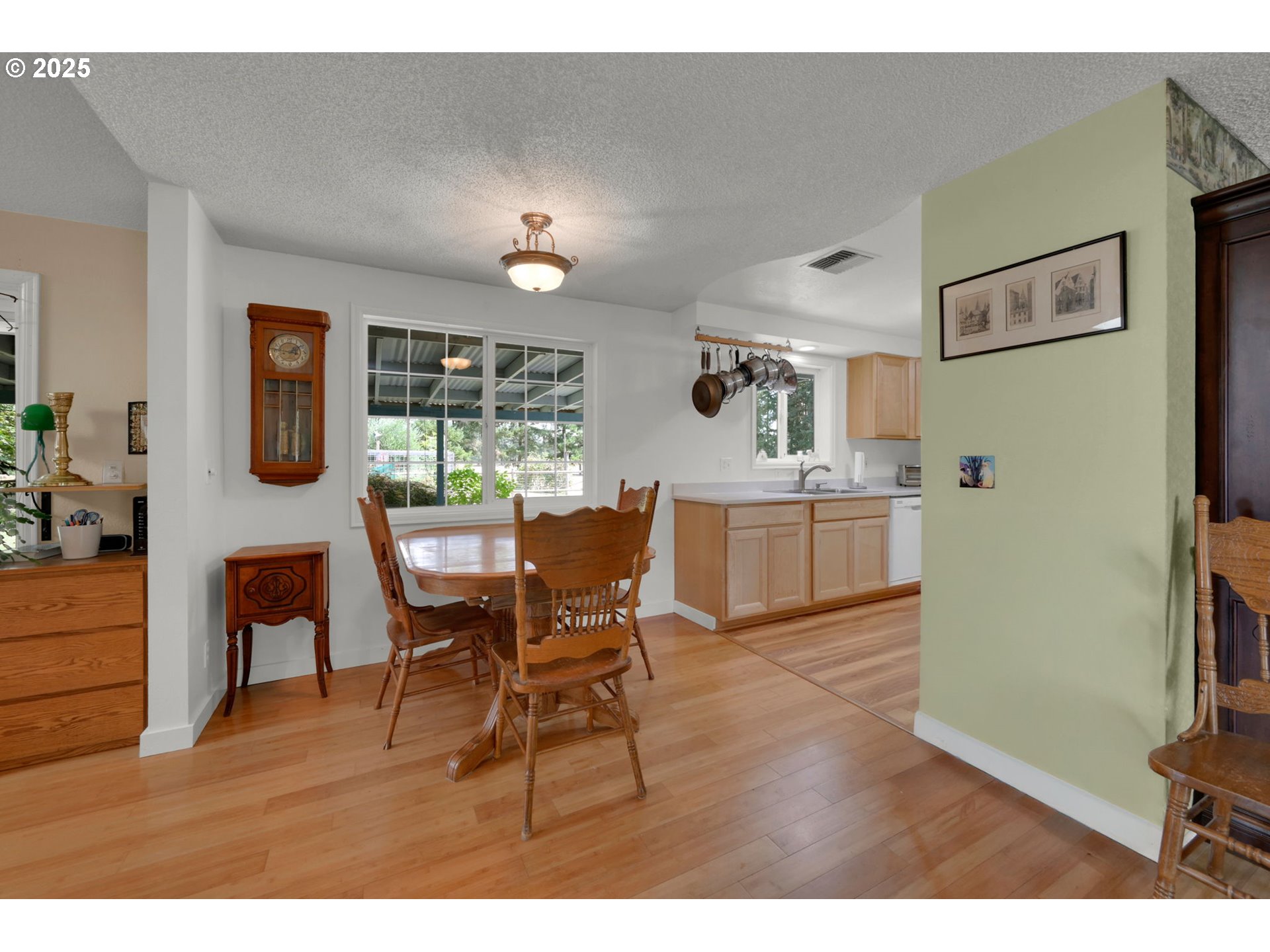 Eugene, Oregon 97402, United States, 3 Bedrooms Bedrooms, ,2 BathroomsBathrooms,Residential,Pending,200414