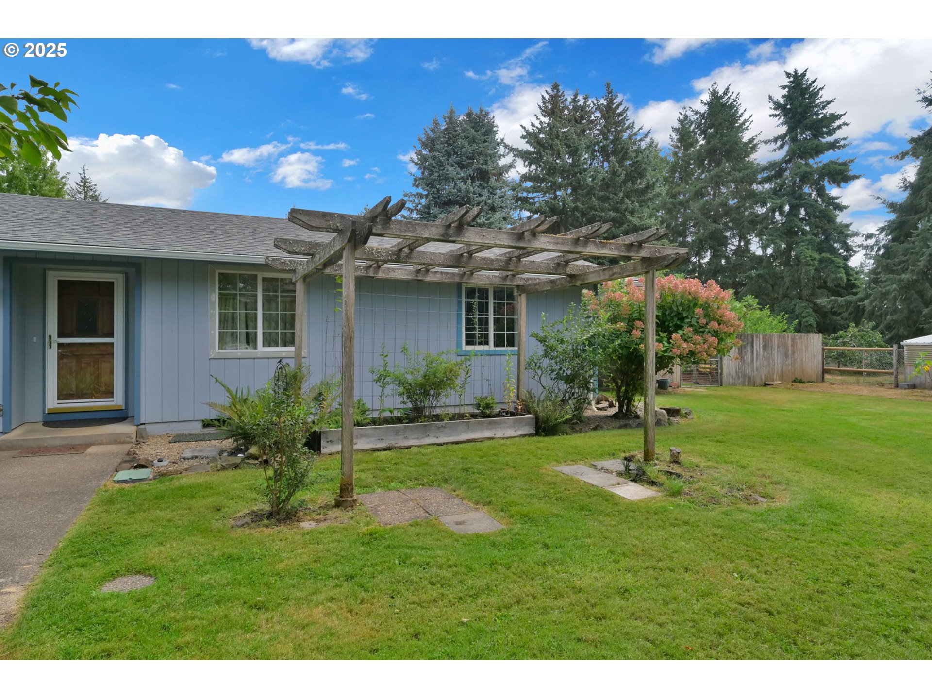 Eugene, Oregon 97402, United States, 3 Bedrooms Bedrooms, ,2 BathroomsBathrooms,Residential,Pending,200414