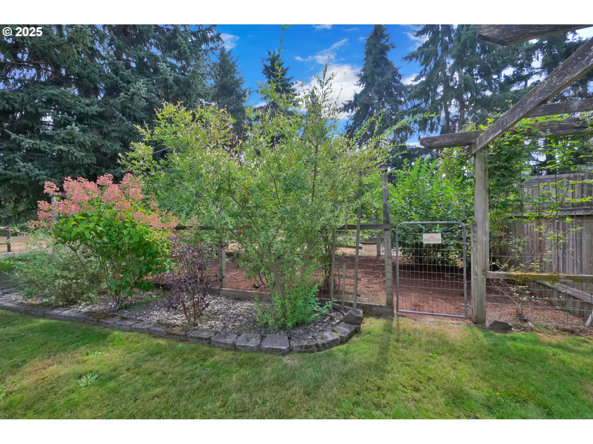 Eugene, Oregon 97402, United States, 3 Bedrooms Bedrooms, ,2 BathroomsBathrooms,Residential,Pending,200414